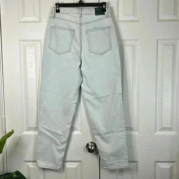 Wild Fable Super-High Rise Tapered Jeans - Ultra Light Wash, Size 6 / 28" Inseam - Picture 10 of 12